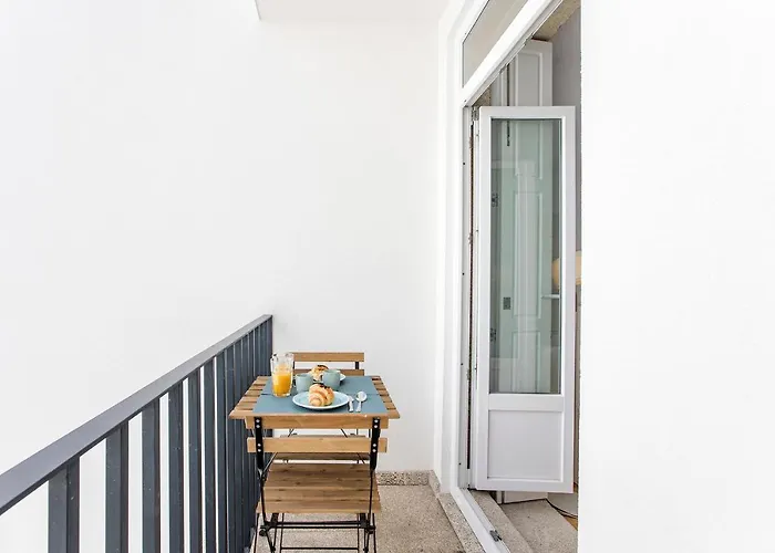 Flux Art Studio W/ Ac & Balcony By Lovelystay