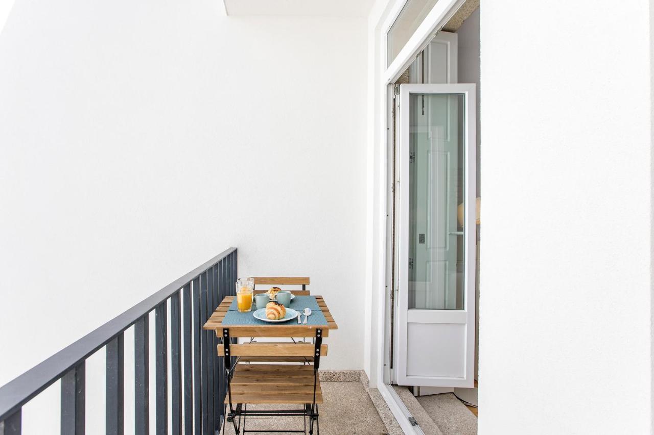 Apartment Flux Art W/ Ac & Balcony By Lovelystay