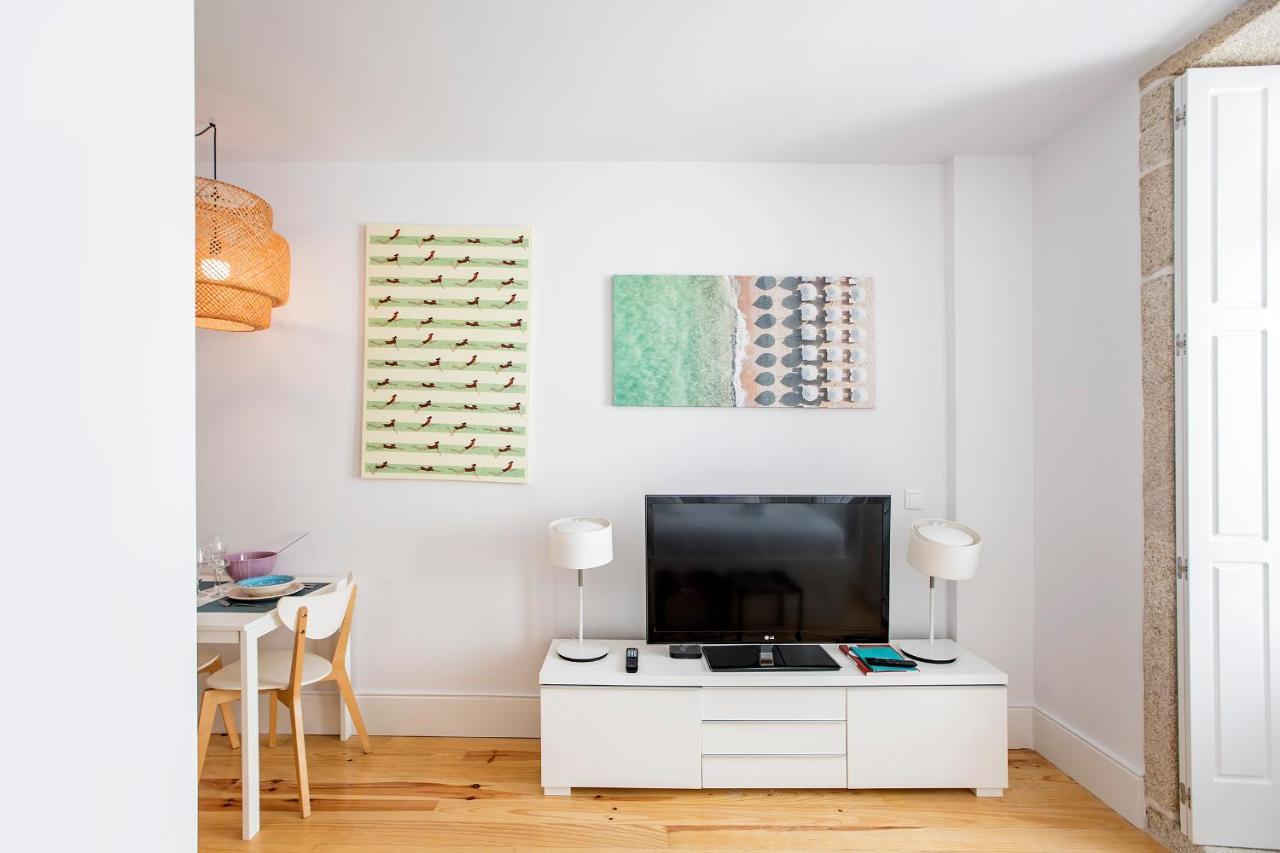 Apartment Flux Art W/ Ac & Balcony By Lovelystay *